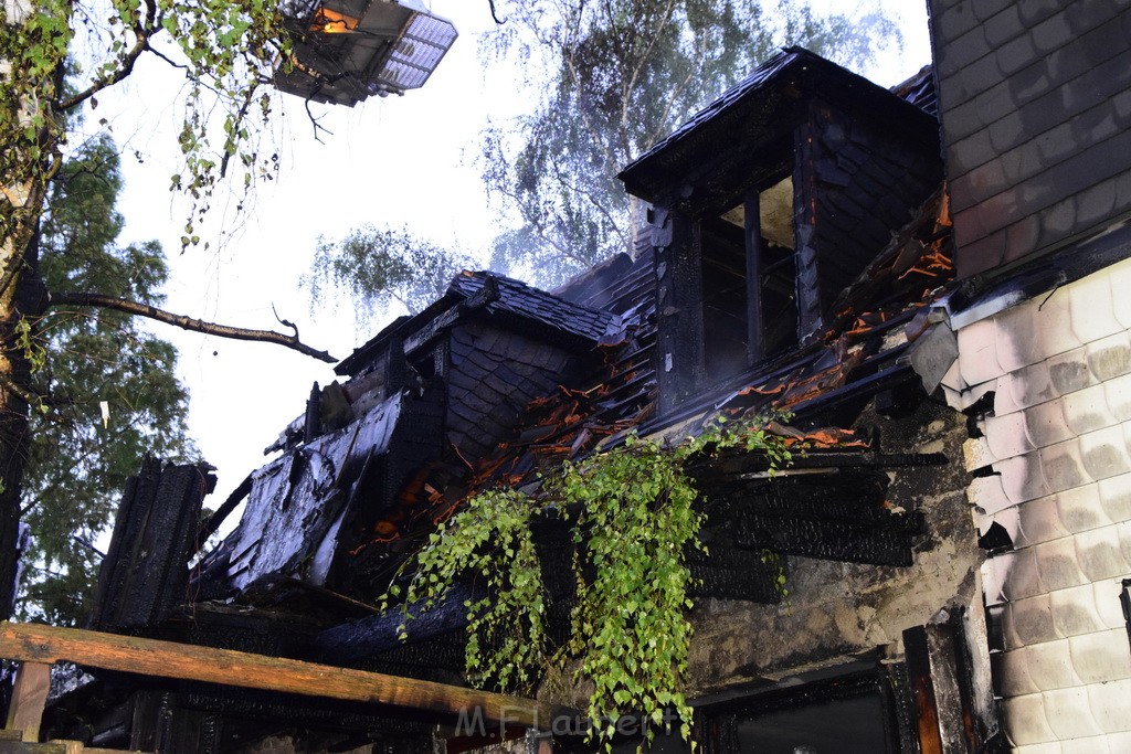 Grossfeuer Einfamilienhaus Siegburg Muehlengrabenstr P0759.JPG - Miklos Laubert